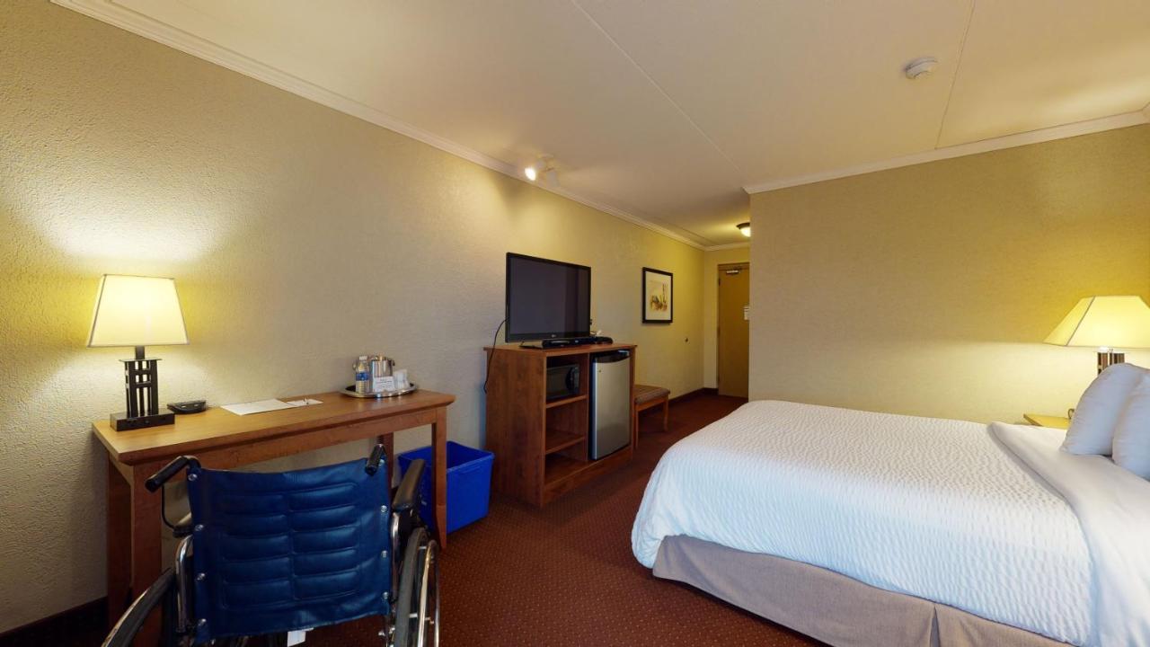 Best Western Plus Norwester Hotel & Conference Centre Тъндърбей Екстериор снимка