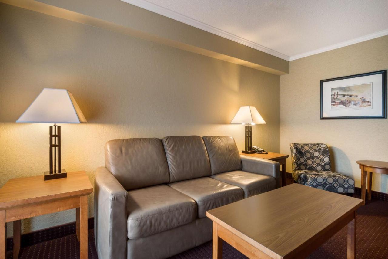 Best Western Plus Norwester Hotel & Conference Centre Тъндърбей Екстериор снимка