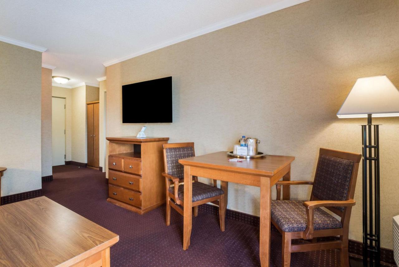 Best Western Plus Norwester Hotel & Conference Centre Тъндърбей Екстериор снимка