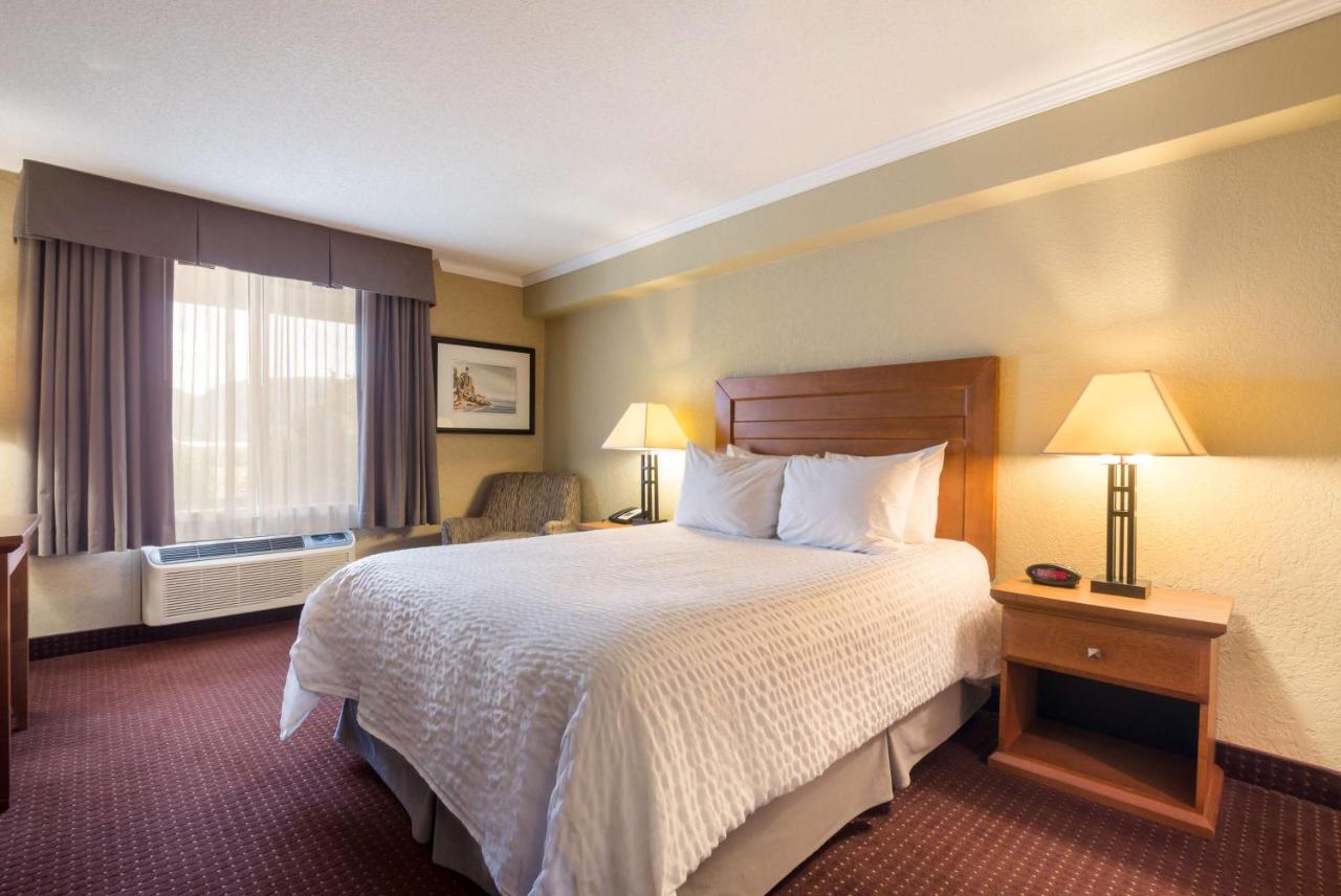 Best Western Plus Norwester Hotel & Conference Centre Тъндърбей Екстериор снимка
