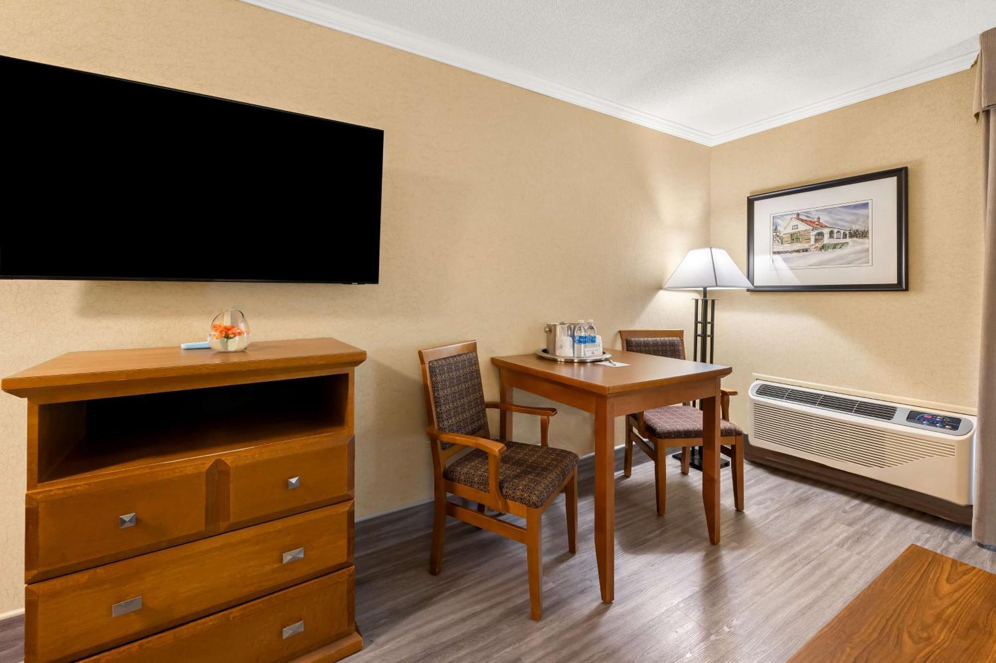 Best Western Plus Norwester Hotel & Conference Centre Тъндърбей Екстериор снимка