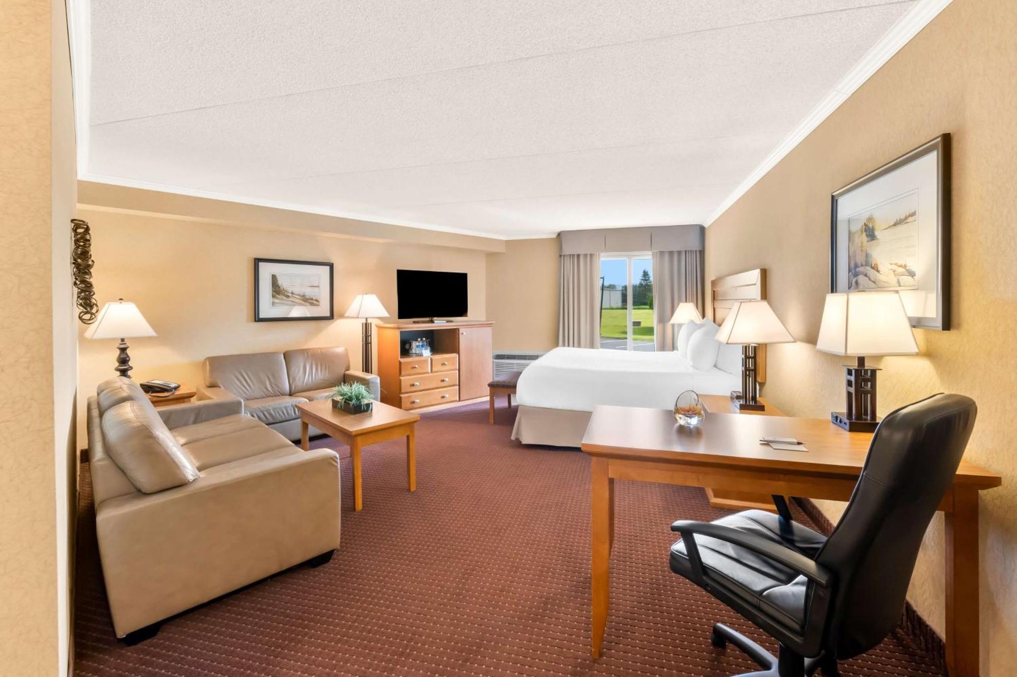 Best Western Plus Norwester Hotel & Conference Centre Тъндърбей Екстериор снимка