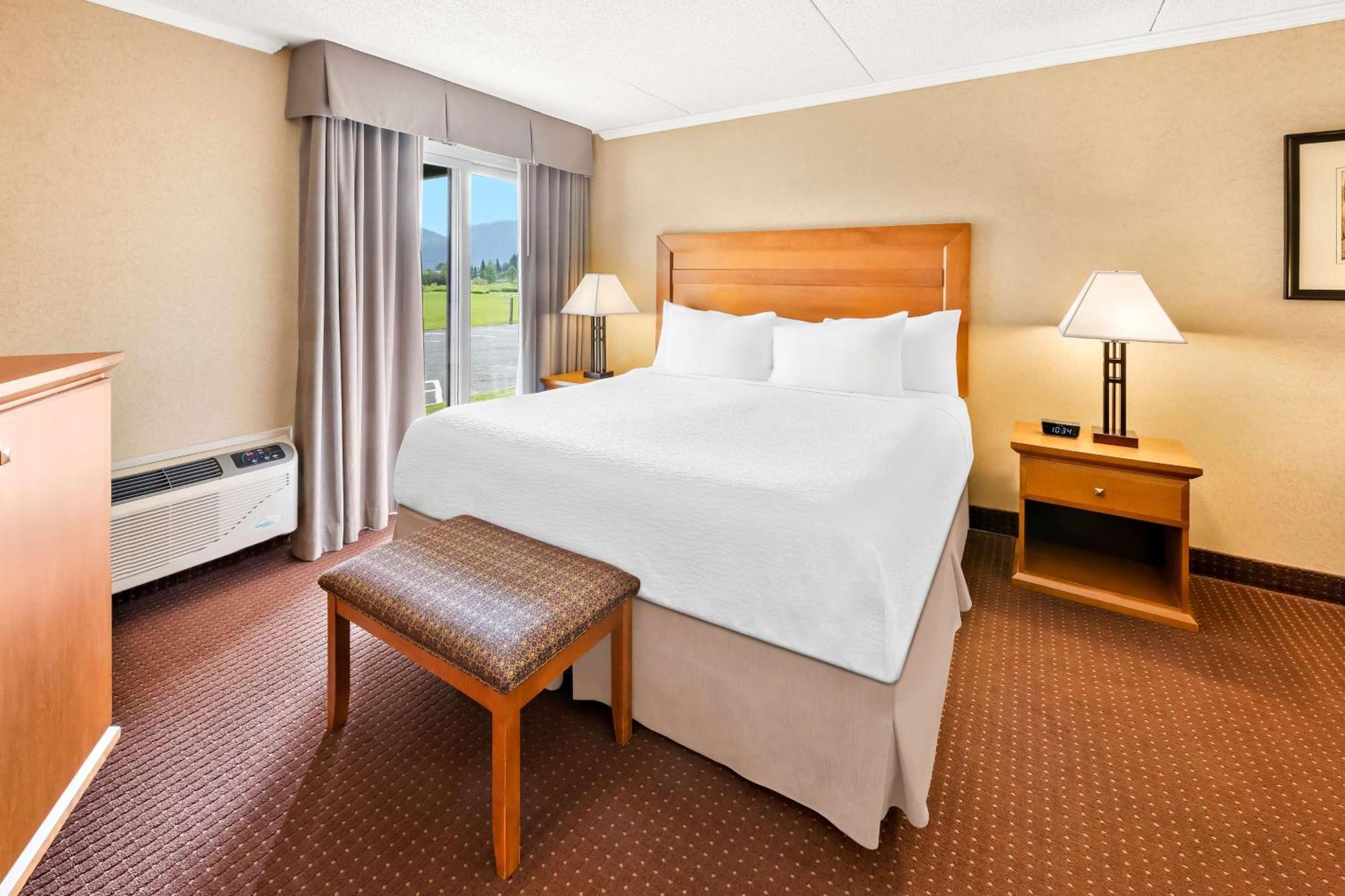 Best Western Plus Norwester Hotel & Conference Centre Тъндърбей Екстериор снимка
