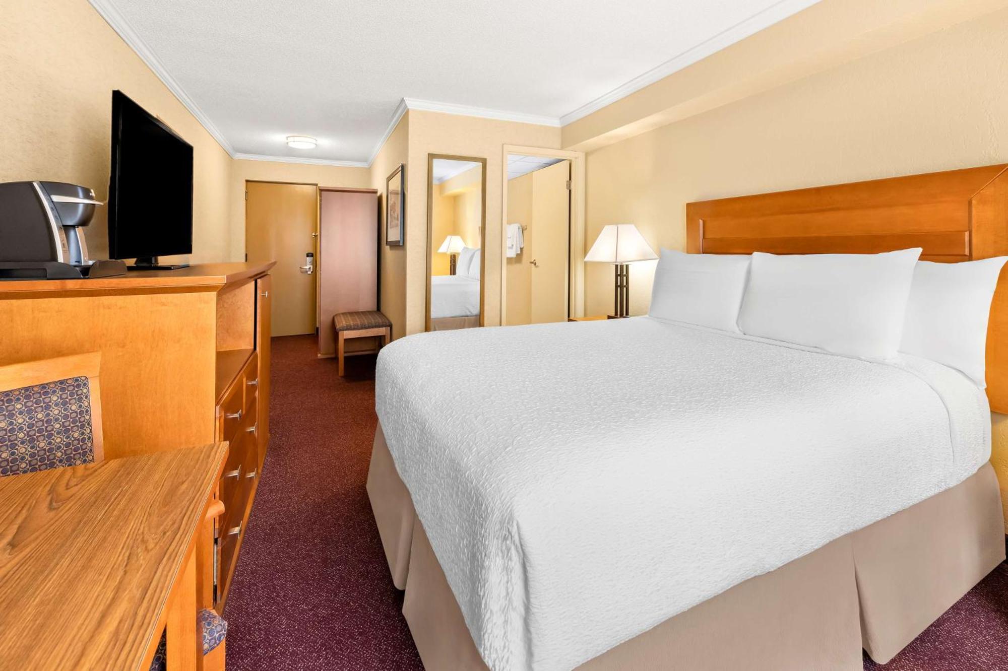 Best Western Plus Norwester Hotel & Conference Centre Тъндърбей Екстериор снимка