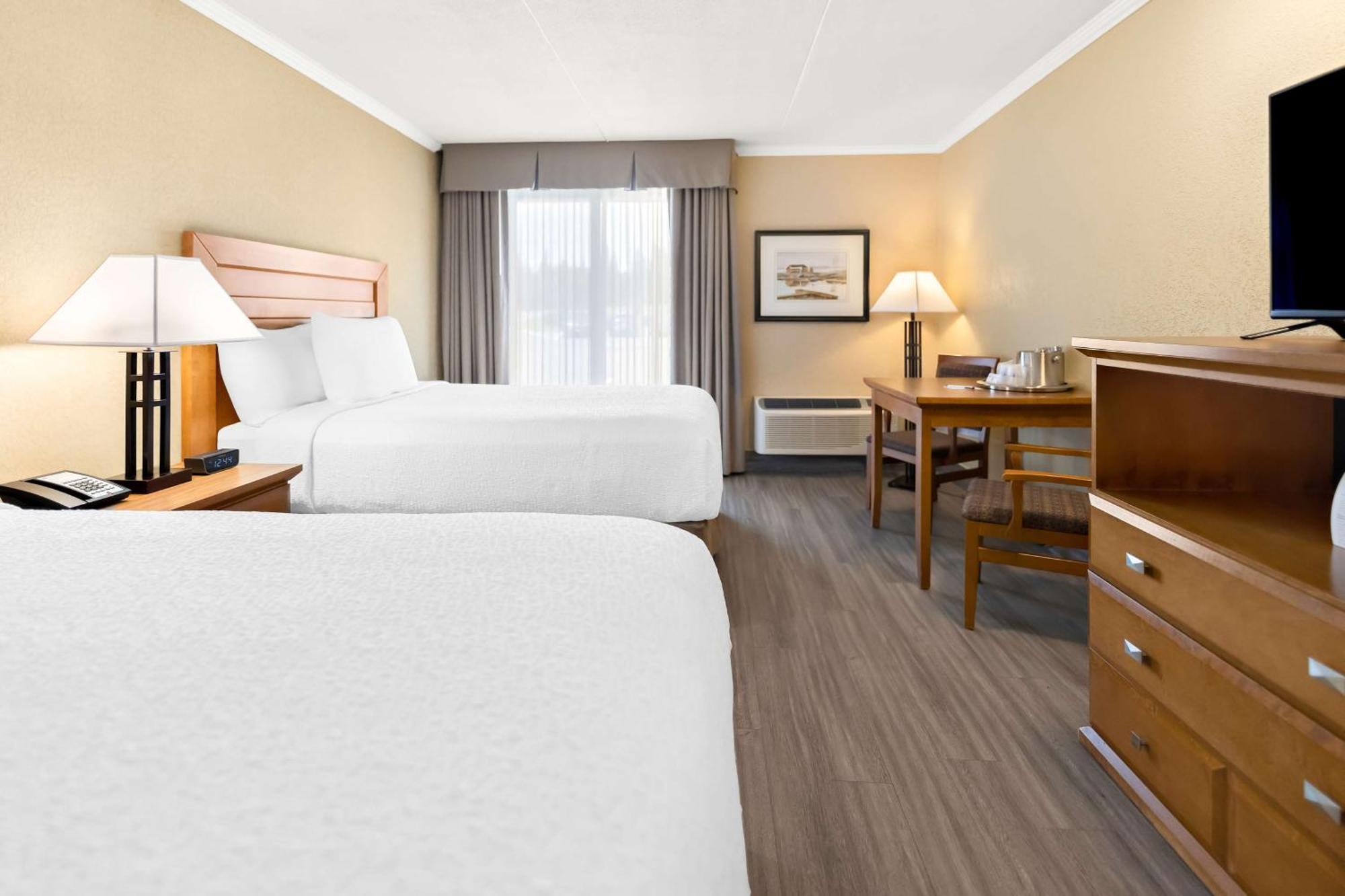 Best Western Plus Norwester Hotel & Conference Centre Тъндърбей Екстериор снимка