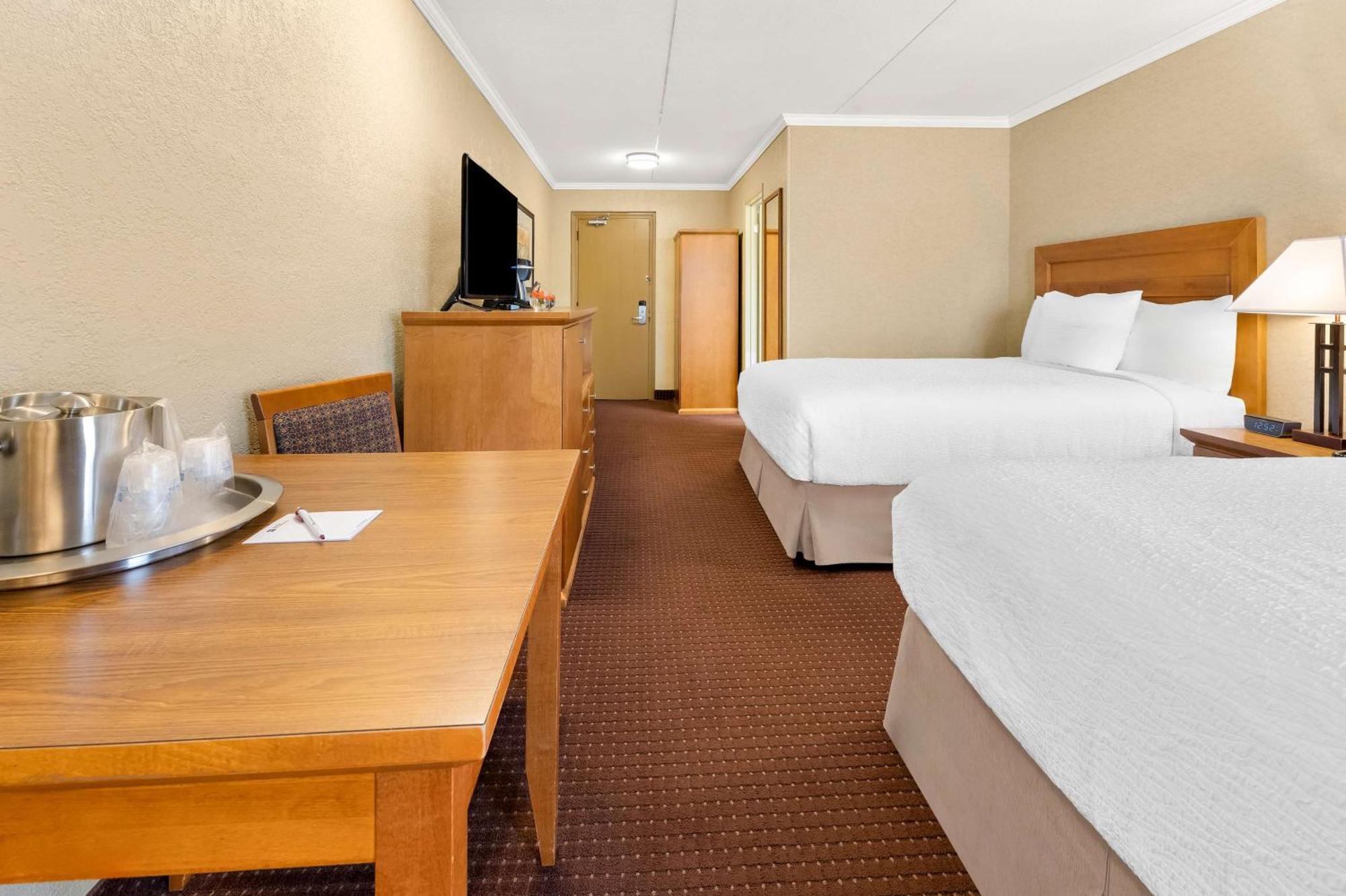 Best Western Plus Norwester Hotel & Conference Centre Тъндърбей Екстериор снимка