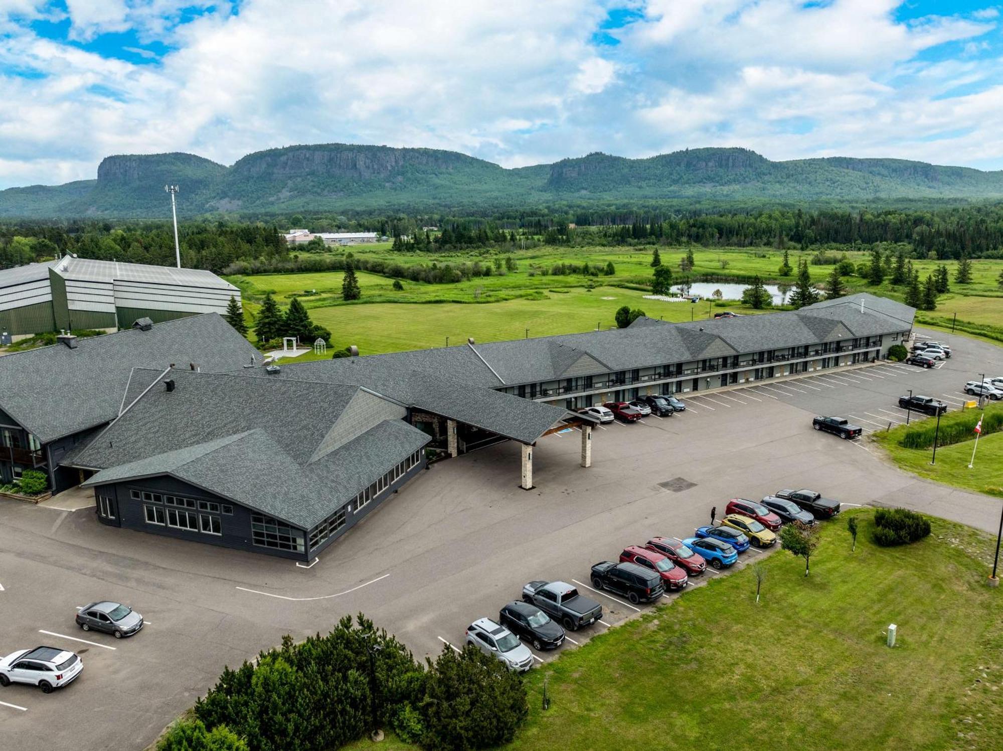Best Western Plus Norwester Hotel & Conference Centre Тъндърбей Екстериор снимка