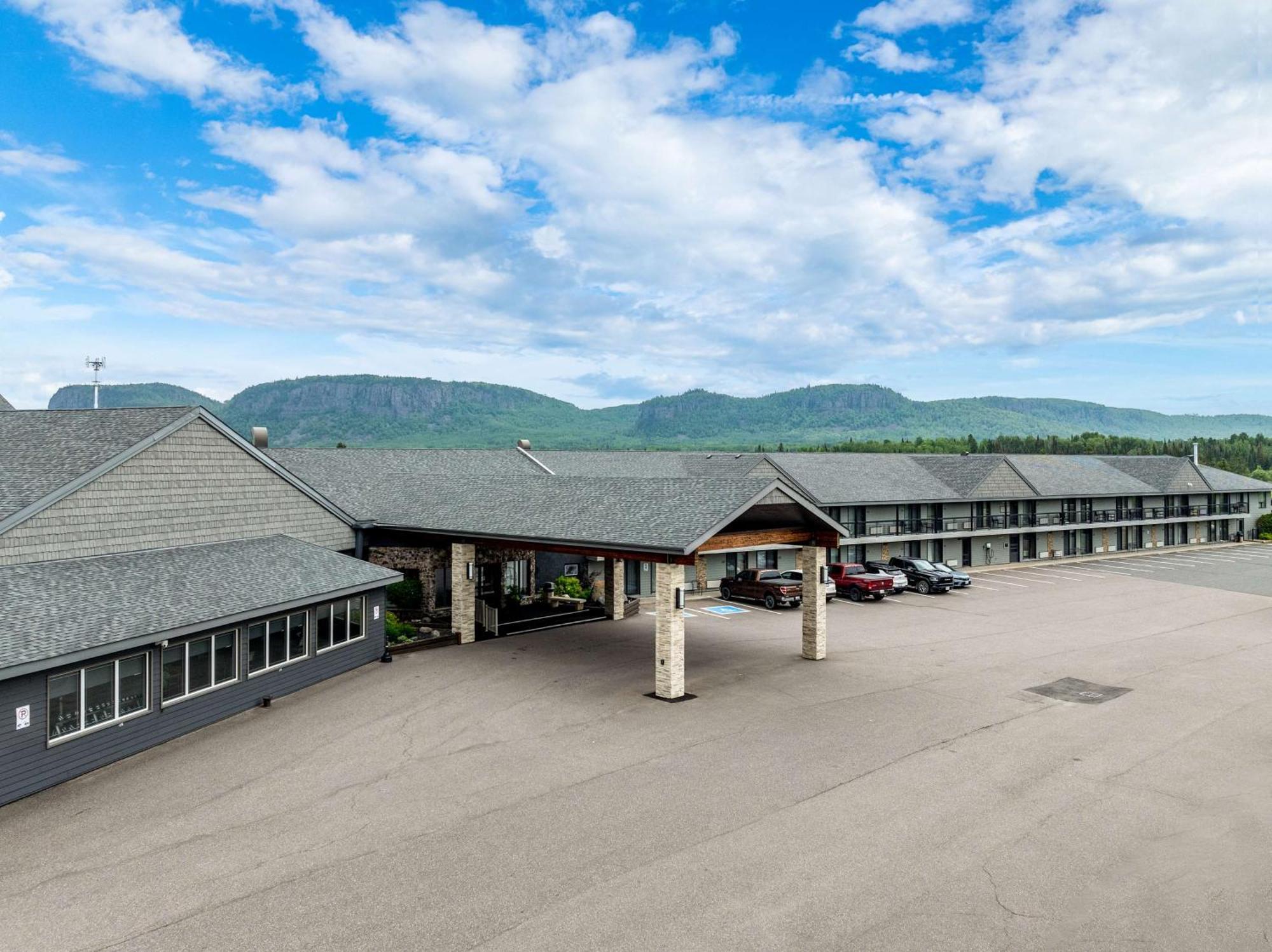 Best Western Plus Norwester Hotel & Conference Centre Тъндърбей Екстериор снимка
