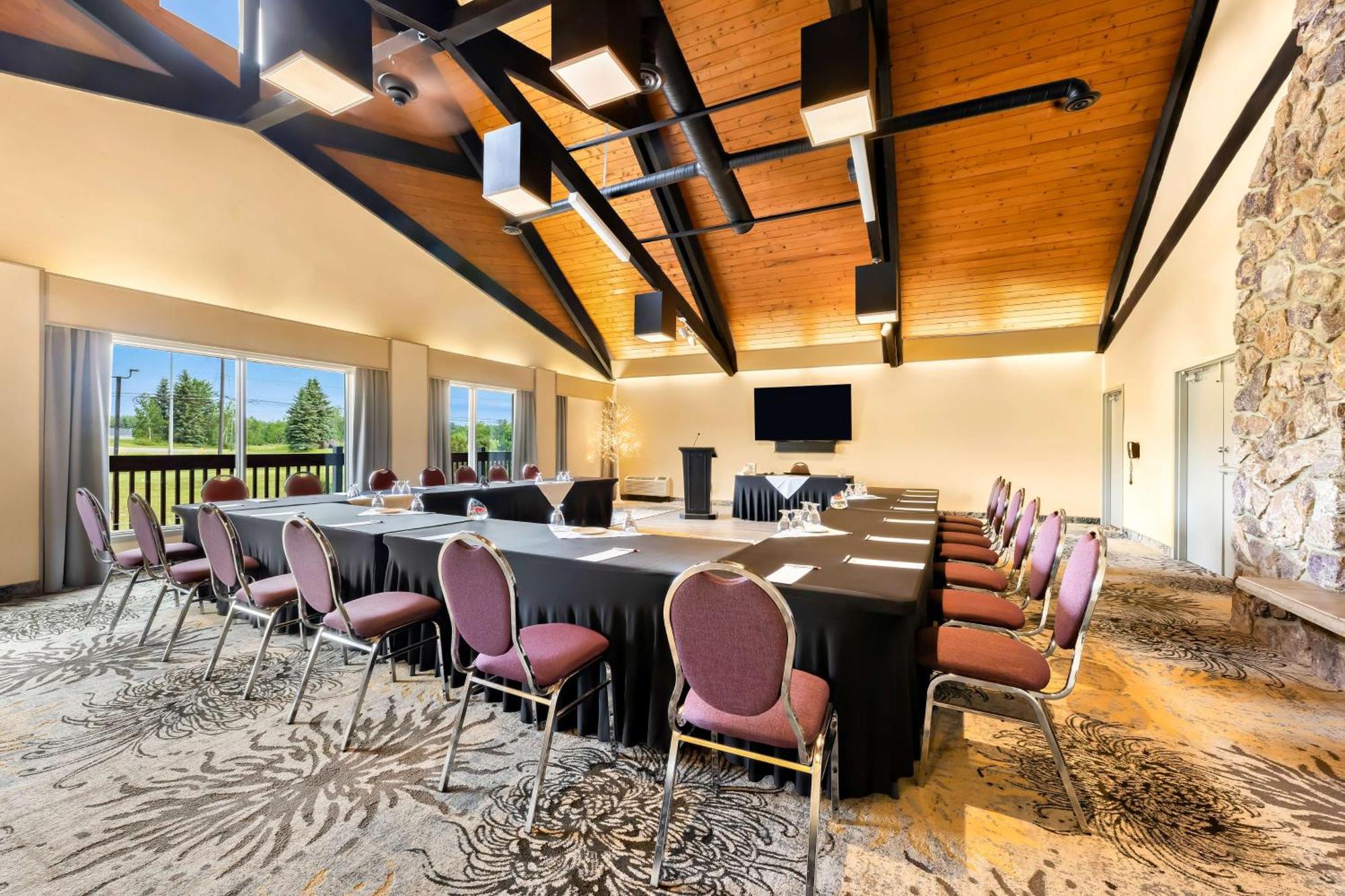 Best Western Plus Norwester Hotel & Conference Centre Тъндърбей Екстериор снимка