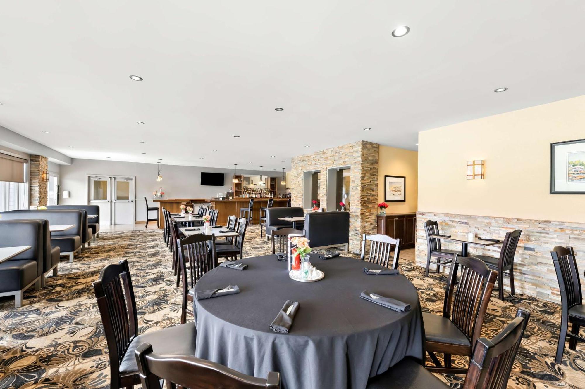 Best Western Plus Norwester Hotel & Conference Centre Тъндърбей Екстериор снимка