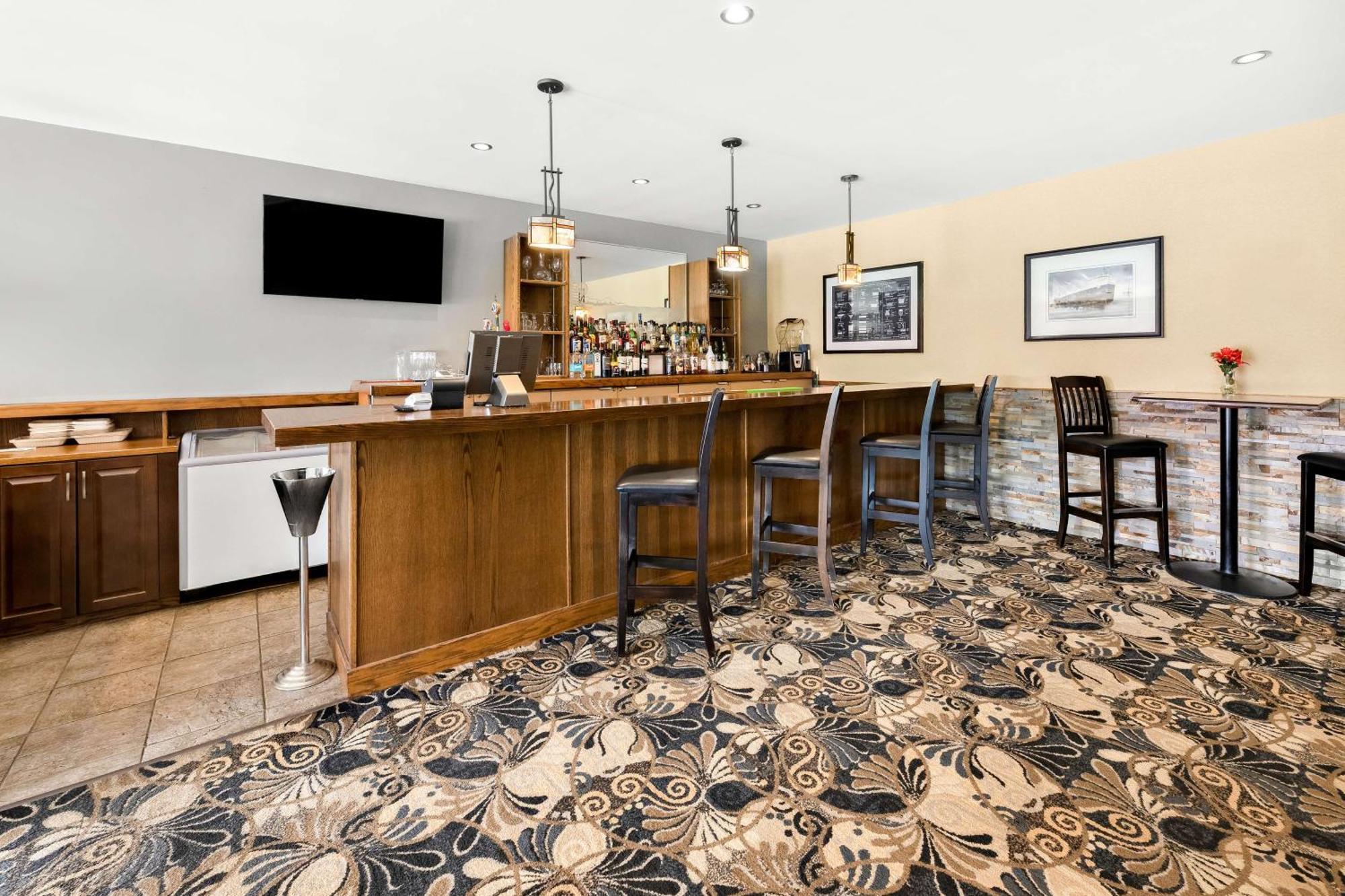 Best Western Plus Norwester Hotel & Conference Centre Тъндърбей Екстериор снимка
