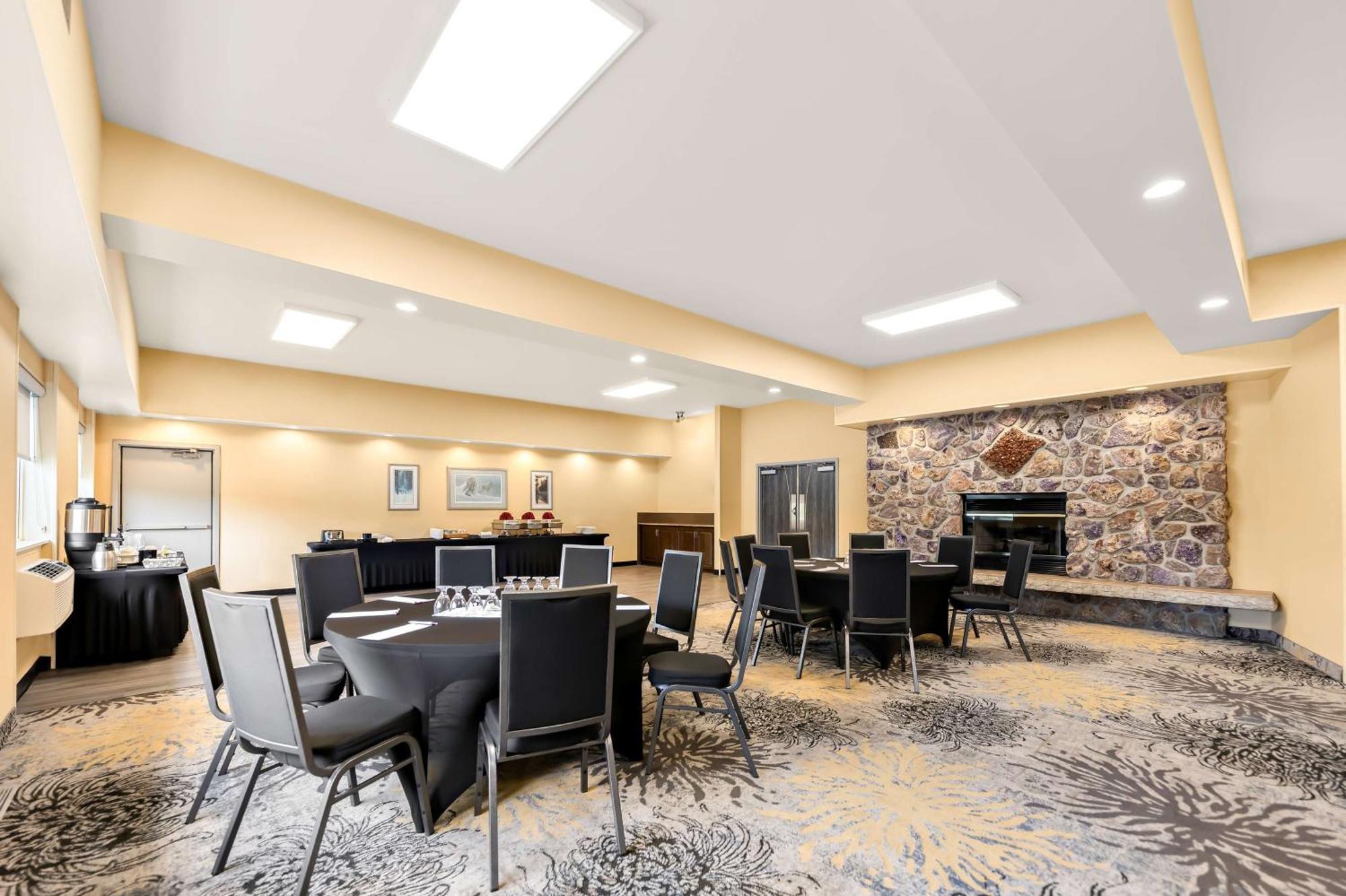 Best Western Plus Norwester Hotel & Conference Centre Тъндърбей Екстериор снимка