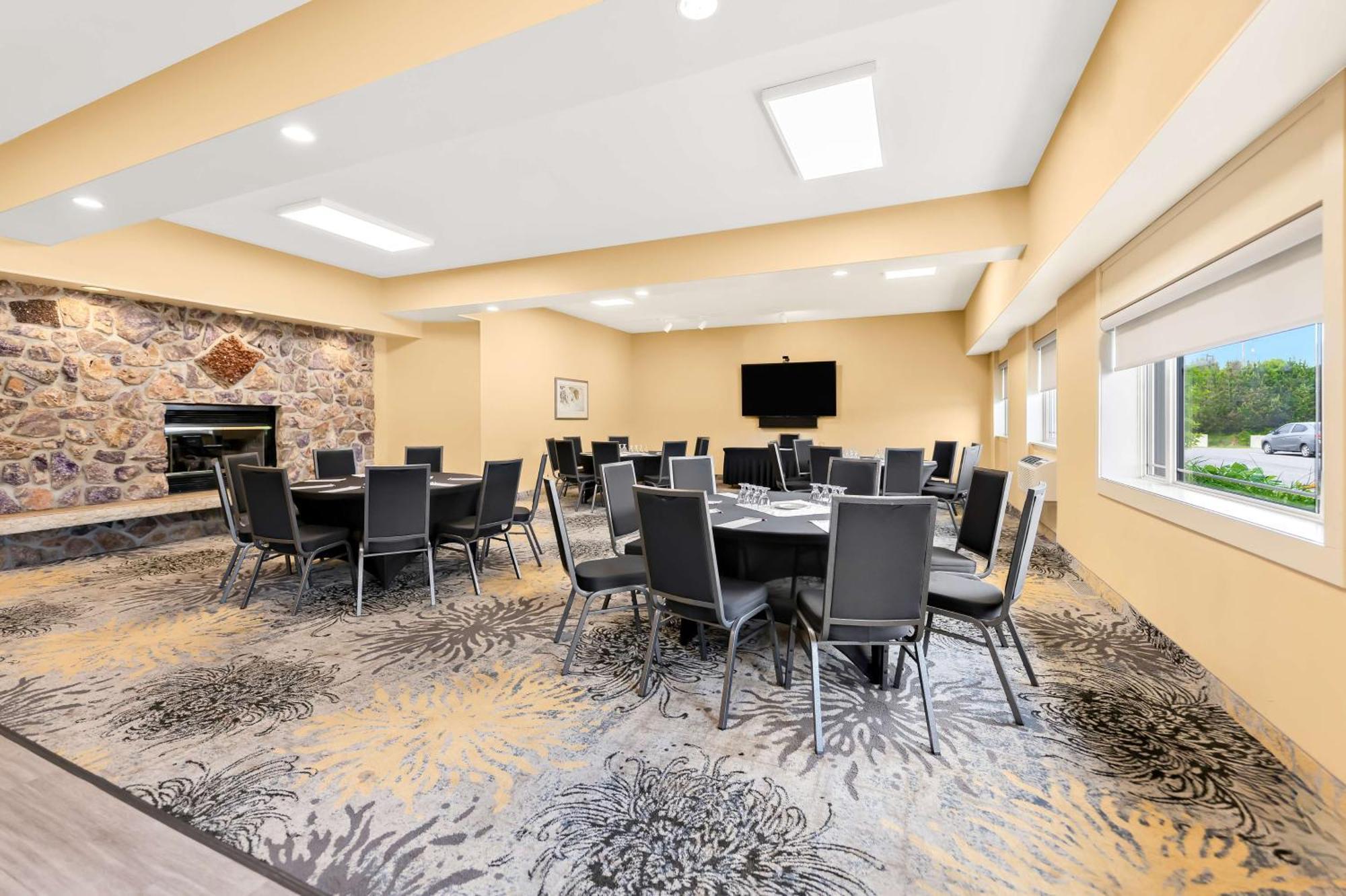 Best Western Plus Norwester Hotel & Conference Centre Тъндърбей Екстериор снимка