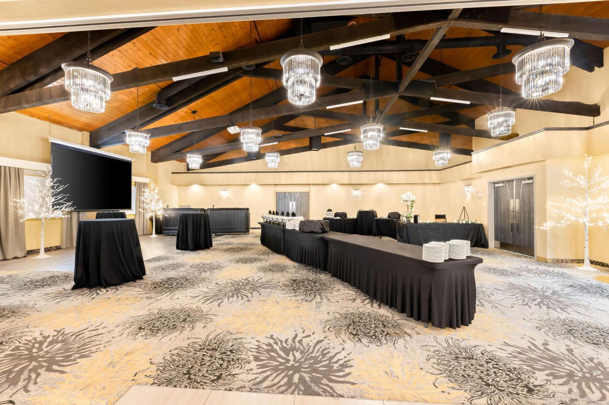Best Western Plus Norwester Hotel & Conference Centre Тъндърбей Екстериор снимка