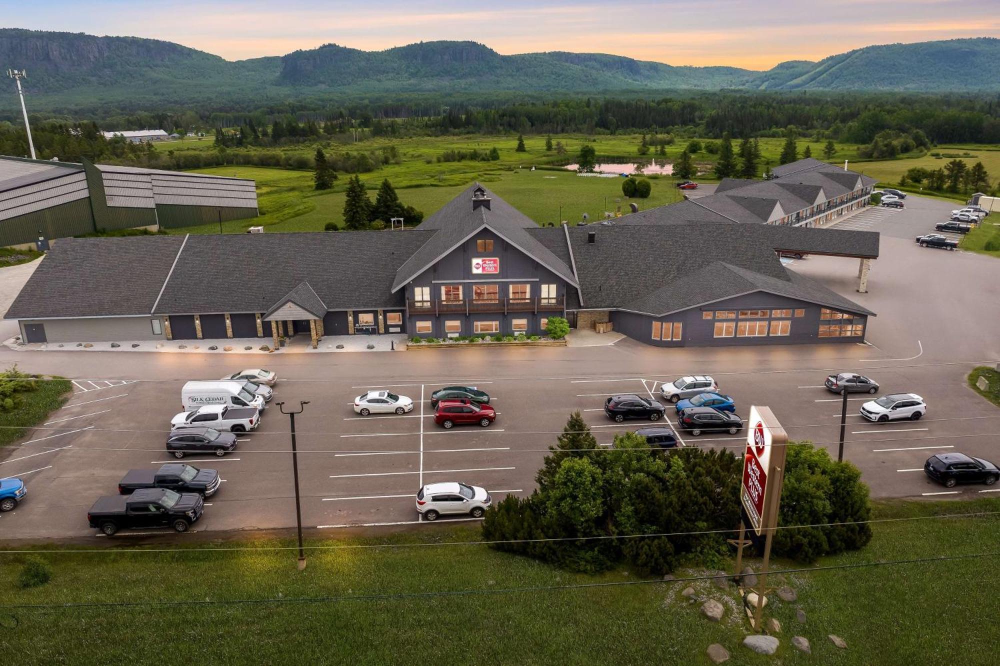 Best Western Plus Norwester Hotel & Conference Centre Тъндърбей Екстериор снимка